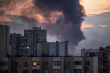 21日、ウクライナ首都キーウで、ロシアのミサイル攻撃の後に立ち上る煙（ロイター＝共同）