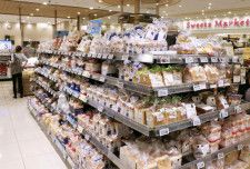 東京都内のスーパーのパン売り場＝6月