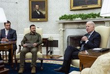 21日、米ホワイトハウスで会談するバイデン大統領（右）とウクライナのゼレンスキー大統領（左手前）（ゲッティ＝共同）