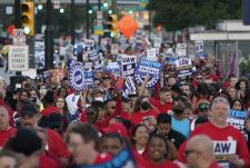 米デトロイトでデモ行進する全米自動車労働組合（UAW）＝15日（AP＝共同）
