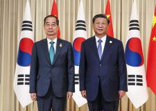 23日、中国・杭州で韓国の韓悳洙首相（左）と面会した習近平国家主席（聯合＝共同）