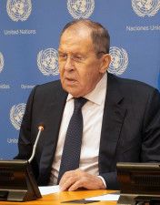 23日、米ニューヨークの国連本部で記者会見するロシアのラブロフ外相（共同）