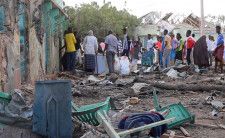 ソマリア中部ベレトウェインで発生した車両爆発の現場近くの様子＝23日（ゲッティ＝共同）
