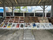 香港の税関当局が摘発した水産物などの食材（香港政府提供、共同）