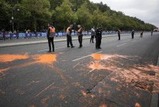 ドイツのベルリン・マラソンで路上にまかれた塗料＝24日（AP＝共同）