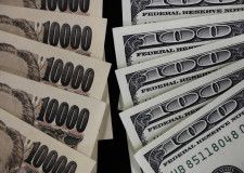 一万円札と百ドル紙幣＝2011年（ロイター＝共同）