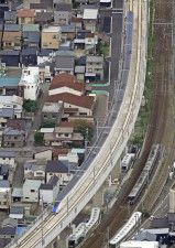 福井市内を走行する北陸新幹線の営業用車両「W7系」＝26日午前6時4分（共同通信社機から）