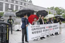 韓国憲法裁判所前で記者会見する保守派の市民団体＝26日、ソウル（共同）
