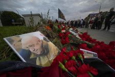 ロシア・サンクトペテルブルクで、ワグネルの創設者プリゴジン氏を追悼する人たち＝8月（AP＝共同）
