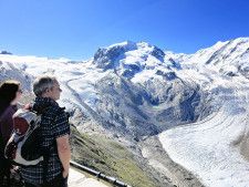 アルプスのモンテローザと氷河を見る観光客＝6月、スイス南部バレー州（共同）