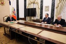 28日、モスクワの大統領府で会談するプーチン・ロシア大統領（左）とエフクロフ国防次官（右から2人目）、ワグネルの元幹部トロシェフ氏（タス＝共同）