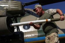 ウクライナ東部でヘリコプターに装弾する兵士＝9月29日（ロイター＝共同）