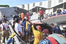1日、メキシコ北東部タマウリパス州の教会が倒壊した現場で救出作業に当たる人々（AP＝共同）