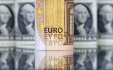 ユーロ紙幣（中央）とドル紙幣（ロイター＝共同）