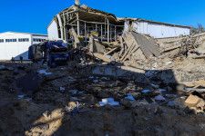 ウクライナ・ヘルソンでロシアの攻撃を受けて破壊された倉庫＝10月31日（ロイター＝共同）