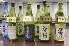 優等賞を受賞した日本酒と焼酎＝2日午後、東京国税局