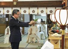 尾山神社で玉串をささげる前田利宜氏＝3日午後、金沢市