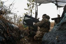 前線で銃器を手にするウクライナ軍の兵士＝3日、ウクライナ・ザポロジエ（ロイター＝共同）