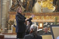 4日、バチカンのサンピエトロ大聖堂で行われた音楽ミサで指揮をする西本智実さん（共同）