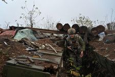 ロシア軍の陣地跡を調べるウクライナ兵＝4日、ウクライナ南部ザポロジエ州（ロイター＝共同）