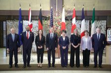 G7外相会合で記念写真に納まる（左から）EUのボレル外交安全保障上級代表、クレバリー英外相、ドイツのベーアボック外相、ブリンケン米国務長官、上川外相、カナダのジョリー外相、フランスのコロナ外相、イタリアのタヤーニ外相＝8日午後、東京都港区の飯倉公館（代表撮影）