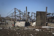 ロシアの攻撃で破壊されたウクライナ・ヘルソン近郊の農場＝10日（AP＝共同）