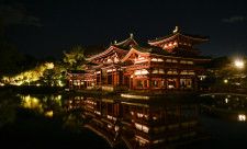 秋の夜空に鳳凰堂と紅葉浮かぶ　京都・宇治の平等院ライトアップ