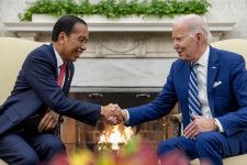 13日、米ワシントンのホワイトハウスで会談するバイデン大統領（右）とインドネシアのジョコ大統領（AP＝共同）