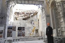 損壊したウクライナ・オデッサの大聖堂内部を案内するポゴレロフスキー神父＝10月（共同）