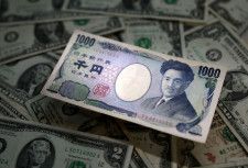 日本円と米ドル紙幣（ロイター＝共同）