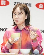 2023年産の新米を試食する全農オフィシャルアンバサダーの石川佳純さん＝15日午前、東京都内
