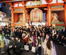 東京・浅草寺の雷門前で記念撮影する外国人観光客ら＝15日午後
