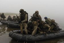 ウクライナ南部ヘルソン付近の前線で、ドニエプル川を進むウクライナ軍海兵隊員＝10月14日（AP＝共同）