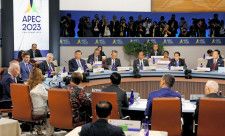 APEC首脳会議の閉幕セッションに臨む各国の首脳。奥右から2人目は岸田首相、左端はバイデン米大統領＝17日、米サンフランシスコ（代表撮影・共同）