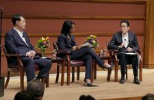 米カリフォルニア州のスタンフォード大で開かれた討論会で発言する岸田首相（右）。左は韓国の尹錫悦大統領＝17日（共同）
