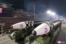 2月、平壌の金日成広場で行われた軍事パレードに登場したICBM「火星17」（朝鮮通信＝共同）