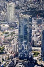麻布台ヒルズの超高層ビル「森JPタワー」（手前）＝8月、東京都港区