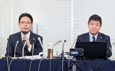宗教虐待の実態調査結果について記者会見する田中広太郎弁護士（左）ら＝20日午後、東京都港区