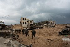 イスラエル軍が20日に公開した、パレスチナ自治区ガザとされる場所に展開するイスラエル兵（ロイター＝共同）