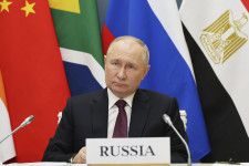 21日、BRICSオンライン臨時首脳会議に参加するロシアのプーチン大統領（AP＝共同）