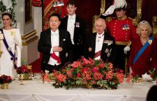 21日、英ロンドンのバッキンガム宮殿で夕食会に臨むチャールズ国王（前列右から2人目）と韓国の尹錫悦大統領（同3人目）（ゲッティ＝共同）