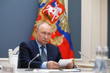 オンライン開催されたG20首脳会議に参加するロシアのプーチン大統領＝22日、モスクワ（AP＝共同）