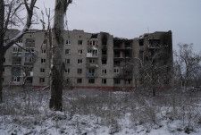 損壊された建物＝22日、ウクライナ・ドネツク州（AP＝共同）