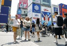 外国人観光客らでにぎわう大阪・ミナミ＝5月