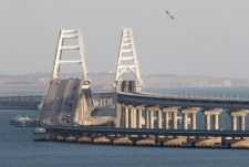 ウクライナ南部クリミア半島とロシア本土を結ぶクリミア橋＝9月（タス＝共同）