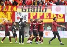 サッカーJ1で初優勝を果たし喜ぶ神戸の選手たち＝25日、ノエビアスタジアム神戸
