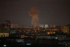 25日、ウクライナの首都キーウで、ロシア軍の無人機攻撃後に上がる煙（ロイター＝共同）