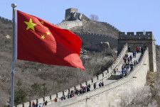 万里の長城にはためく中国国旗＝2020年、北京郊外（共同）