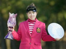 女子ゴルフのツアー選手権リコー杯で2連覇を果たした山下美夢有。ポイントランキングで2年連続の年間女王となった＝26日、宮崎県の宮崎CC
