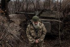 26日、ウクライナ東部ドネツク州で戦闘に備えるウクライナ兵と自走砲（ゲッティ＝共同）